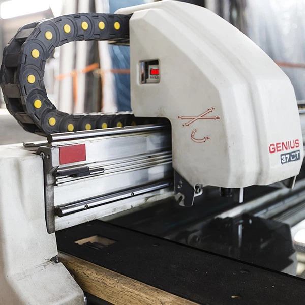 Glass cutting machine